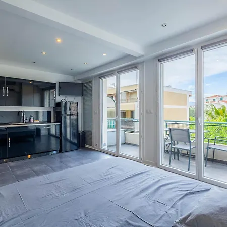 Les Pins Avec Terrasse Apartment *