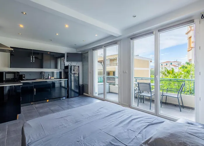 Les Pins Avec Terrasse Apartment *